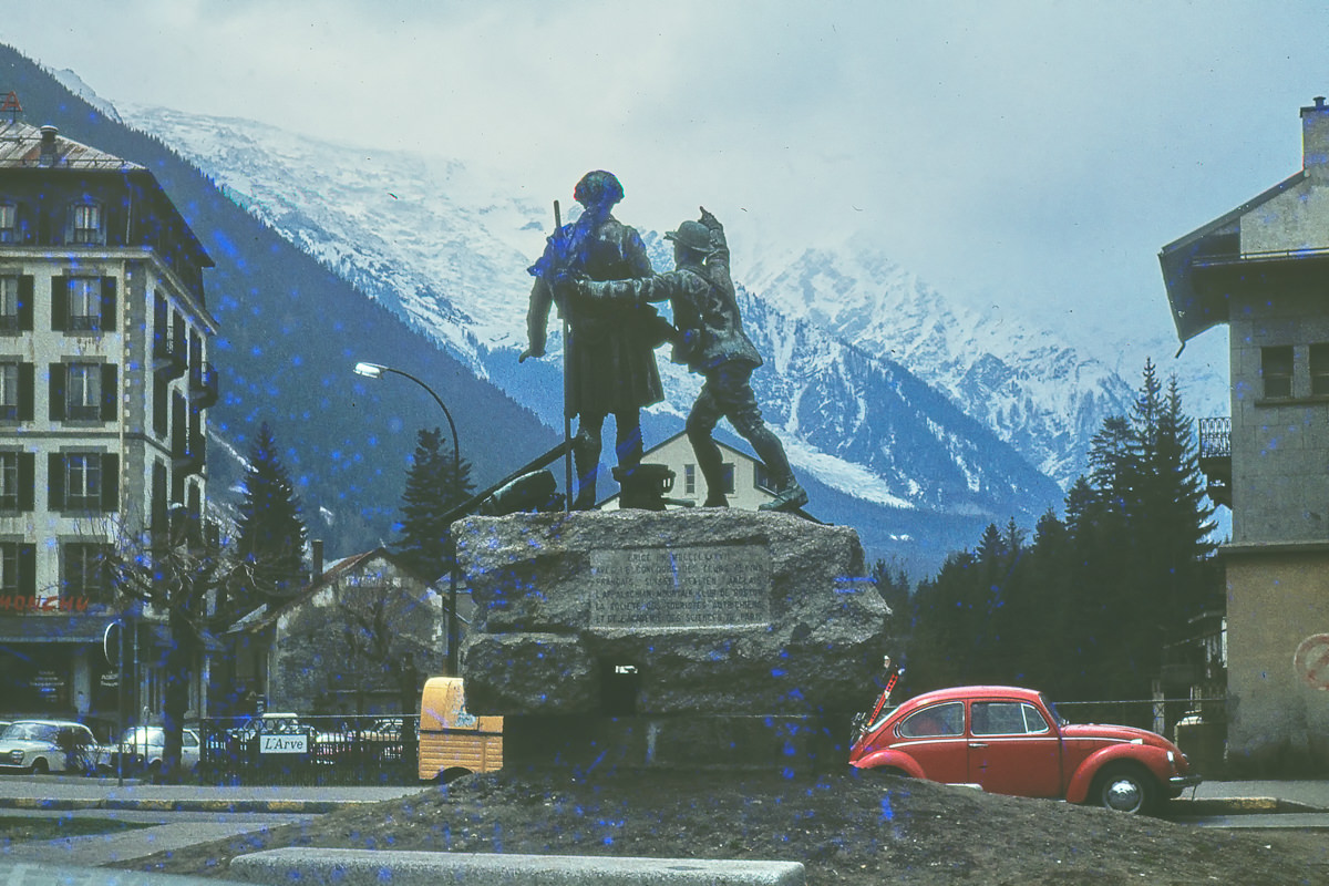 Denkmal in Chamonix zu Ehren der Erstbesteiger des Mt. Blanc, Jacques Balmat und Dr. Paccard. Balmat zeigt Horace-Bénédict de Saussure, der die Expedition finanzierte, den Gipfel des Mt. Blanc.